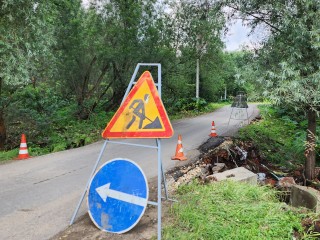 Размытую дорогу на подъезде к деревне Воротово восстановят в сентябре