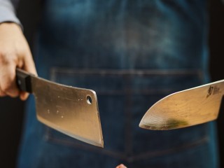 Мяснику из Балашихи грозит штраф до ₽200 тыс. за разделку бараньей туши в подъезде
