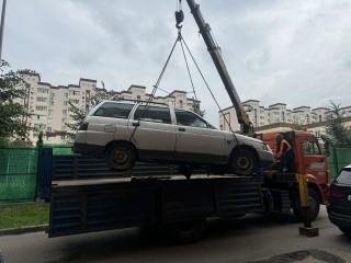 Три заброшенных автомобиля эвакуировали со двора ЖК «Государев Дом»