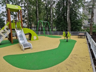 В двух дворах на улицах Центральной и Карла Маркса в Дубне открыли детские площадки