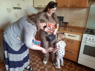 Пожарные датчики вручили многодетным бронницким родителям в ходе профилактического рейда