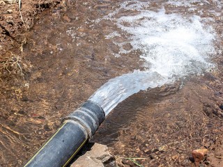 На Белой Даче ремонтируют участок сетей водоснабжения после утечки