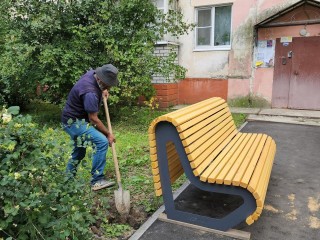 Скамейки из лиственницы и широкие проезды: как еще на Жуковского изменился проблемный двор