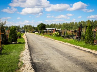 На Дементьевском кладбище сделали новую дорогу — теперь можно проехать без проблем