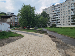 На улице Кирова укладывают асфальт и устанавливают новые скамейки