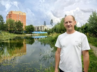 Житель Монина очистил Гагаринский пруд и наполнил его рыбой и кувшинками