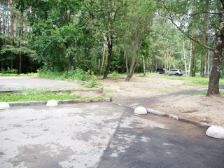 Вопрос неправильной парковки в Звездном городке решили с помощью бетонных полусфер