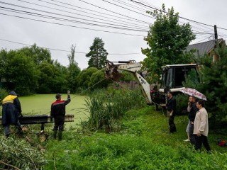 В Вербилках расчистили берег водоема для подъезда пожарной техники