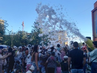 Фестиваль красок и пенную вечеринку провели для лосинопетровцев возле ДК Биокомбината