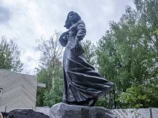 Памятник Дарье Дугиной в парке «Захарово» установили на постамент