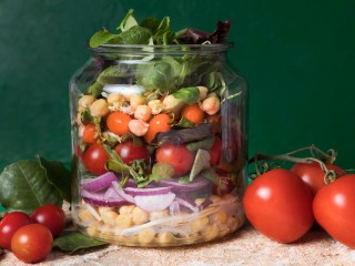 Хрустят так, что соседи обзавидуются! Маринованные помидоры с чесноком — готовятся за 10 минут