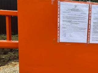В Наро-Фоминске власти демонтируют незаконно установленный шлагбаум на Красноармейской