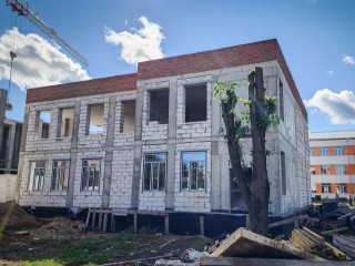 На стройке нового корпуса лицея в Бронницах начали устанавливать окна