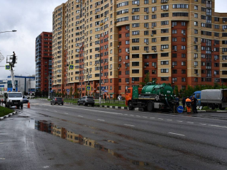На улице Баженова коммунальные службы откачают воду с затопленной проезжей части