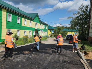 В Кашире уложили асфальт на подъездной дороге к поликлинике