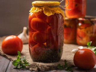 Маринованные помидоры «Пальчики оближешь»: простой рецепт с точными пропорциями