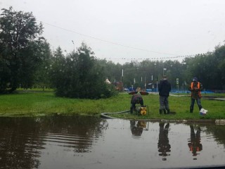 Коммунальные службы Лобни откачивают воду после ливня