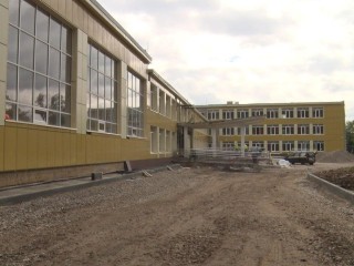 В школу «Содружество» доставили новую мебель и привели в порядок территорию