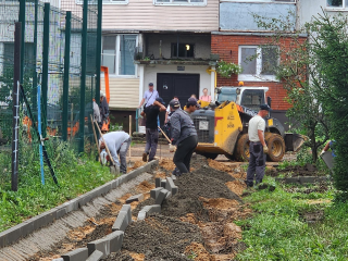 Во дворе в Новой Ольховке построили новые тротуары, дороги и установили скамейки