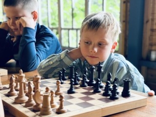 В Кратово дети проводят остаток летних каникул, играя в шахматы на лесном озере