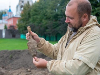 Археологи нашли старинные артефакты в коломенском сквере «Блюдечко»