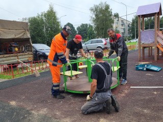 Карусель-вертушку вернули на детскую площадку в Истре