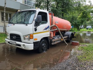 Коммунальщики откачивают воду с проблемных участков и очищают дождеприемники