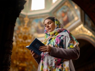 Молодежь начала массово покупать одежду с православной символикой
