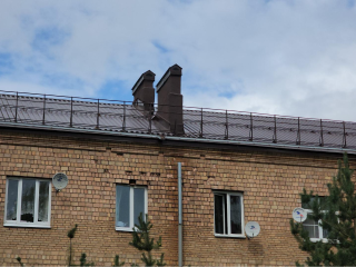 Ремонт скатной крыши в доме на улице Орджоникидзе завершается