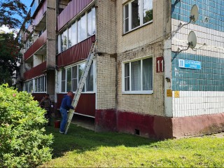 Промальпинист спас балкон жительницы Кострова от протечек