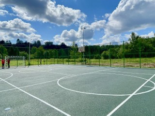 Спортплощадку для любителей футбола, баскетбола и хоккея открыли на Ферме