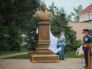 В Сергиевом Посаде установили бюст Василия Маргелова