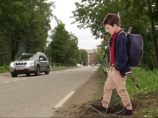 На пешеходных переходах Клина устанавливают реалистичные макеты школьников