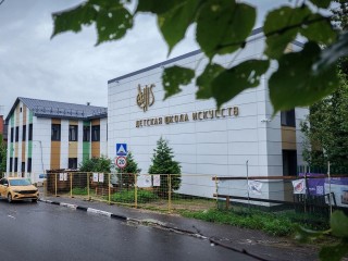 В бронницкой школе искусств в завершении капремонта расставляют мебель и работают клинеры