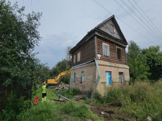Дом со столетней историей сносят в Кашире рядом с монастырем