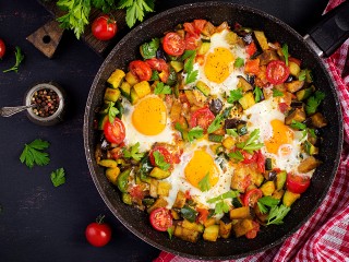 Что приготовить на обед: яичница в овощах — сочный, вкусный и простой рецепт за 10 минут