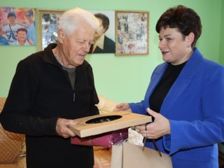 Долгожителю из Лотошина вручили подарки к юбилею от губернатора Подмосковья