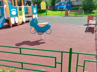 В Соколово отремонтировали железный забор на детской площадке