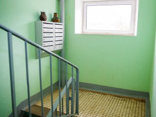 В Одинцове на этаже многоэтажки бомжи устроили ночлег