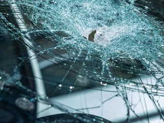 Подросток в Лобне с украденным из автобуса молотком разбил дверь в подъезде