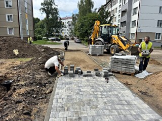 В Шаховской укладывают брусчатку в сквере вдоль Новорижского шоссе