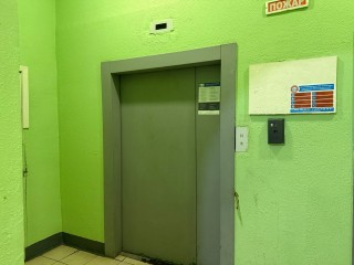 На Корнеева устраняют перебои в работе лифта