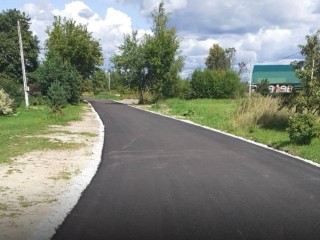 Слякоть не страшна: грунтовку в Радовицах заасфальтировали
