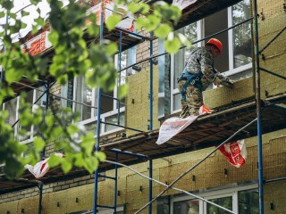 Современный фасад монтируют в детском саду «Росинка» в Щелкове