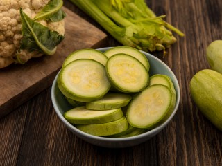 Пикантная экспресс-закуска: кабачки по-восточному с медом и чесноком