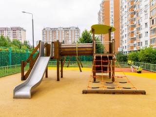 В Лобне модернизируют 30 детских и спортивных площадок