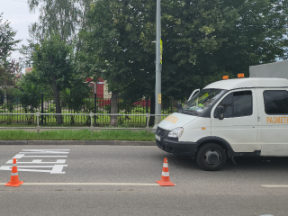 В Серпухове обновляют дорожную разметку перед садами и школами