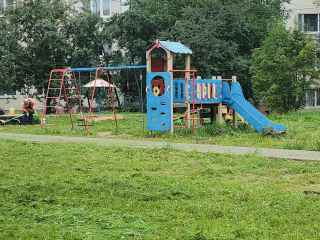 В Серпухове на Советской скосили траву и убрали мусор возле детской площадки