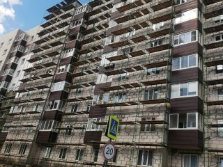 В Майданово утепляют фасад жилого дом