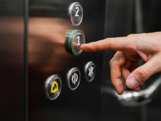 Спящий мужчина не дал пассажирам воспользоваться лифтом на станции Мытищи